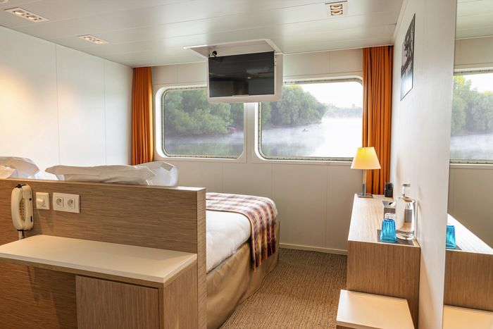 Main Deck 2 Adjustable Twin Beds CAT. C